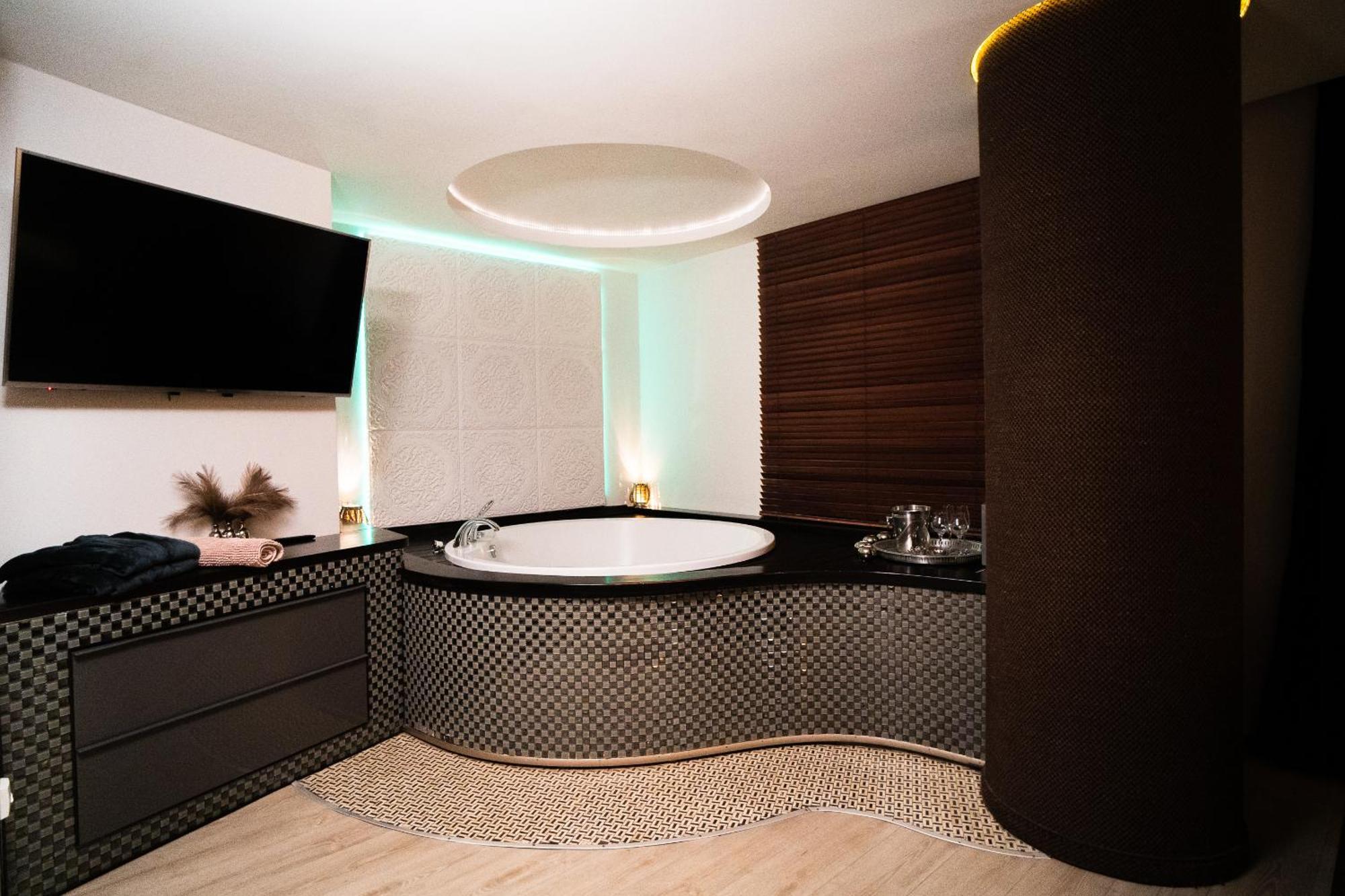 With Jaccuzi Apartment *